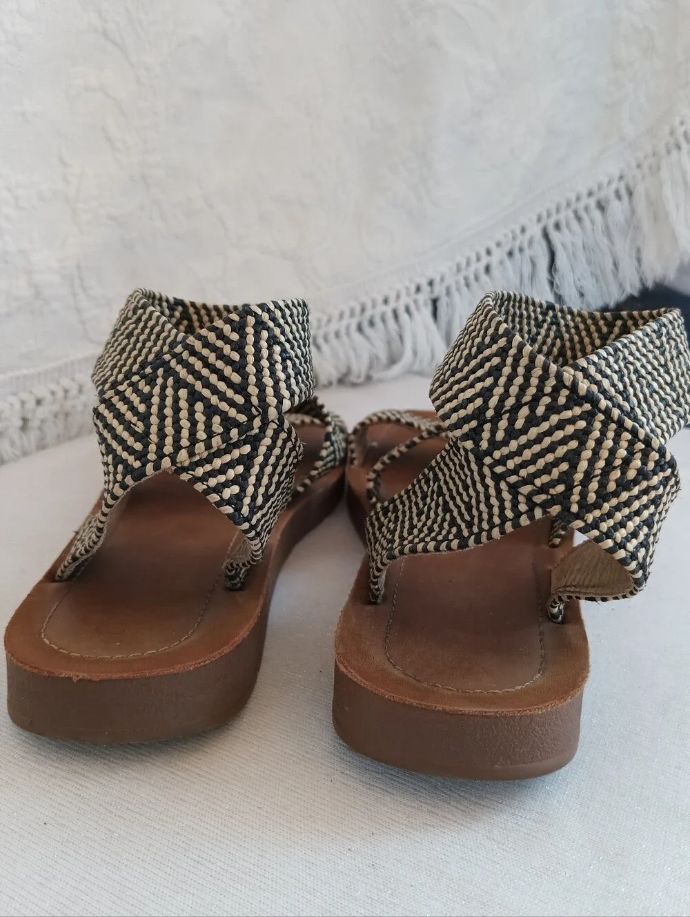 Cushionaire Indego Sandals black Woven raffia Stretchy Flats Memory Foam Boho 8M